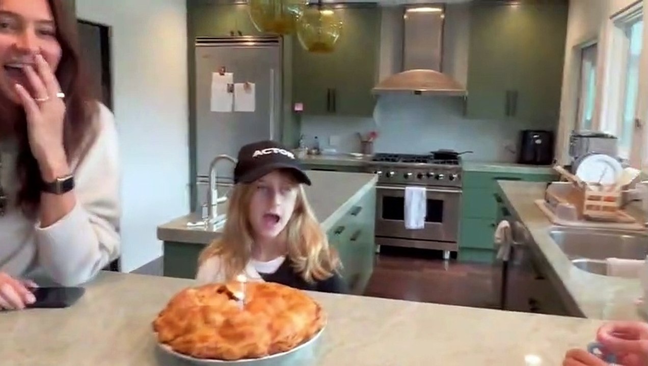 VÍDEO: Acompanhado das 5 filhas, atual mulher e da ex, Bruce Willis mostra sua situação atual