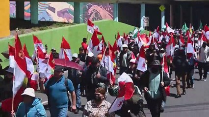 Maestros y policías chocan tras fallido intento de toma de ministerio en Bolivia