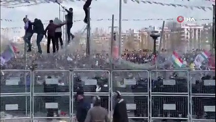 Diyarbakır’da terör yandaşları polise taş ve su şişeleri saldırdı