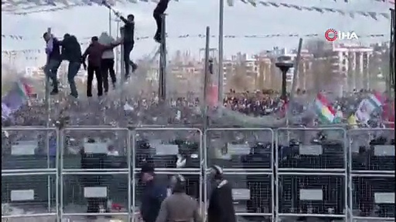 Diyarbakır’da terör yandaşları polise taş ve su şişeleri saldırdı