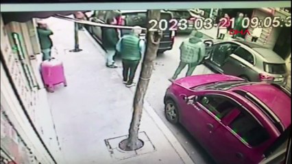 Kimseye aldırış etmeden aracını yol üstüne bıraktı esnafla tartıştı