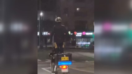 오토바이에 선 채 팔 흔들며 도로 질주...경찰 "국민신문고로 신고해 달라" / YTN