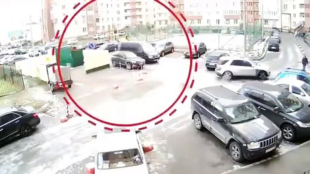 La descente de police pour arrêter un suspect dans la rue est un désastre