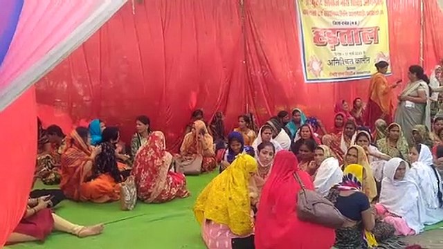 कलेक्ट्रेट परिसर के बाहर आंगनबाड़ी कार्यकर्ताओं का धरना जारी