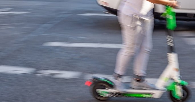 Un chauffard percute un homme à trottinette et le traîne sur 500 mètres avant de se rendre à la police
