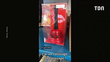 Une propriétaire de sexshop veut montrer son tatouage intime