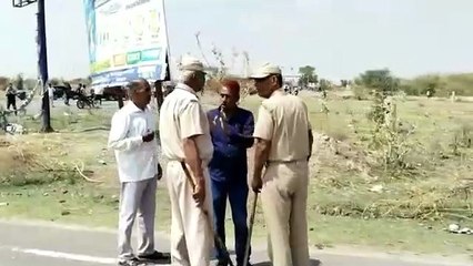 पुलिस ने लहराई लाठियां, दवा दुकानों सहित सम्पूर्ण बाजार बंद