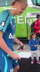 تأكد من قميصه قبل التوقيع"  لافتة كوميدية من هالاند تجاه مشجع صغير"