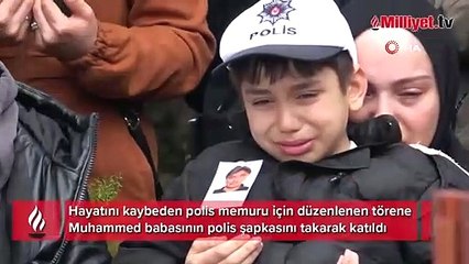 Babasının cenaze törenine polis şapkasını takarak katıldı