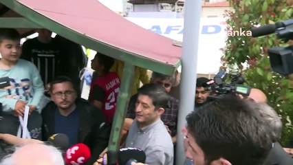 Depremzede çocuktan, Kılıçdaroğlu'na: 'Ders çalışmamız için bir şeyler getirebilecek misiniz?'