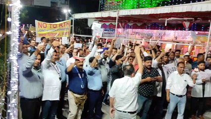 डॉक्टर्स ने जलाई कैंडल, निकाला मार्च
