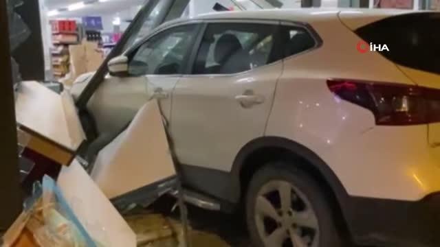 Fren yerine gaza basan otomobil sürücüsü markete daldı