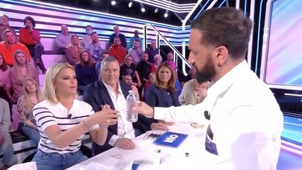 Kelly Vedovelli prend ses médicaments dans TPMP
