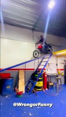 Attention les gars, je descend la moto