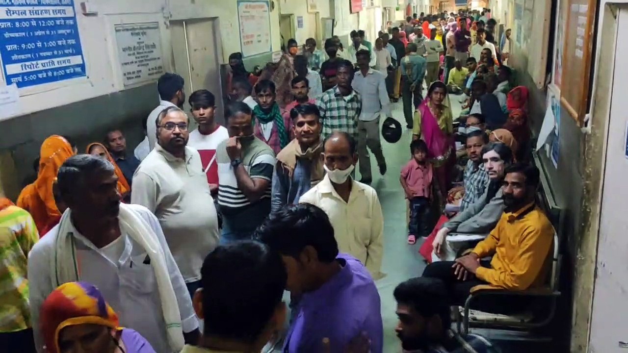 चिकित्सकों के दो घंटे कार्य बहिष्कार से मरीज हुए परेशान