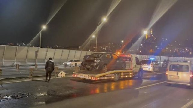 HALİÇ KÖPRÜSÜ'NDE ZİNCİRLEME KAZA 4 YARALI