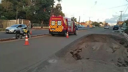 Motociclista fratura perna em queda de moto na Rua Olindo Periolo