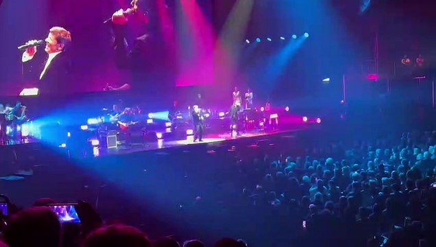 Bologna, Gianni Morandi ricorda Lucio e canta 'Vita'