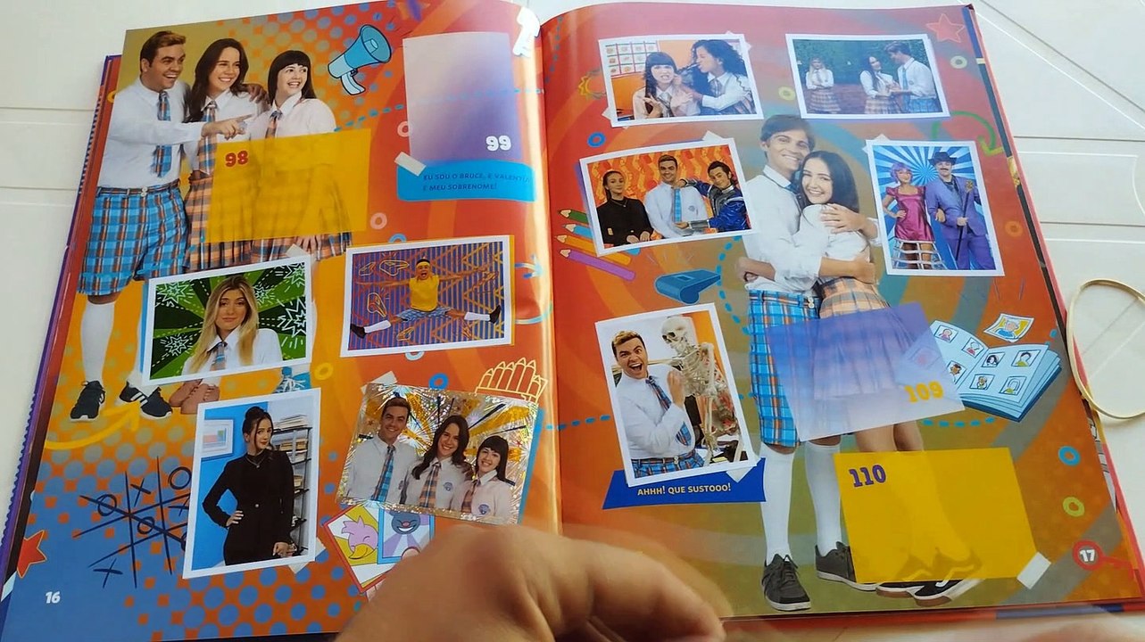 Àlbum de figurinhas LUCAS TOON colando as figurinhas video 3