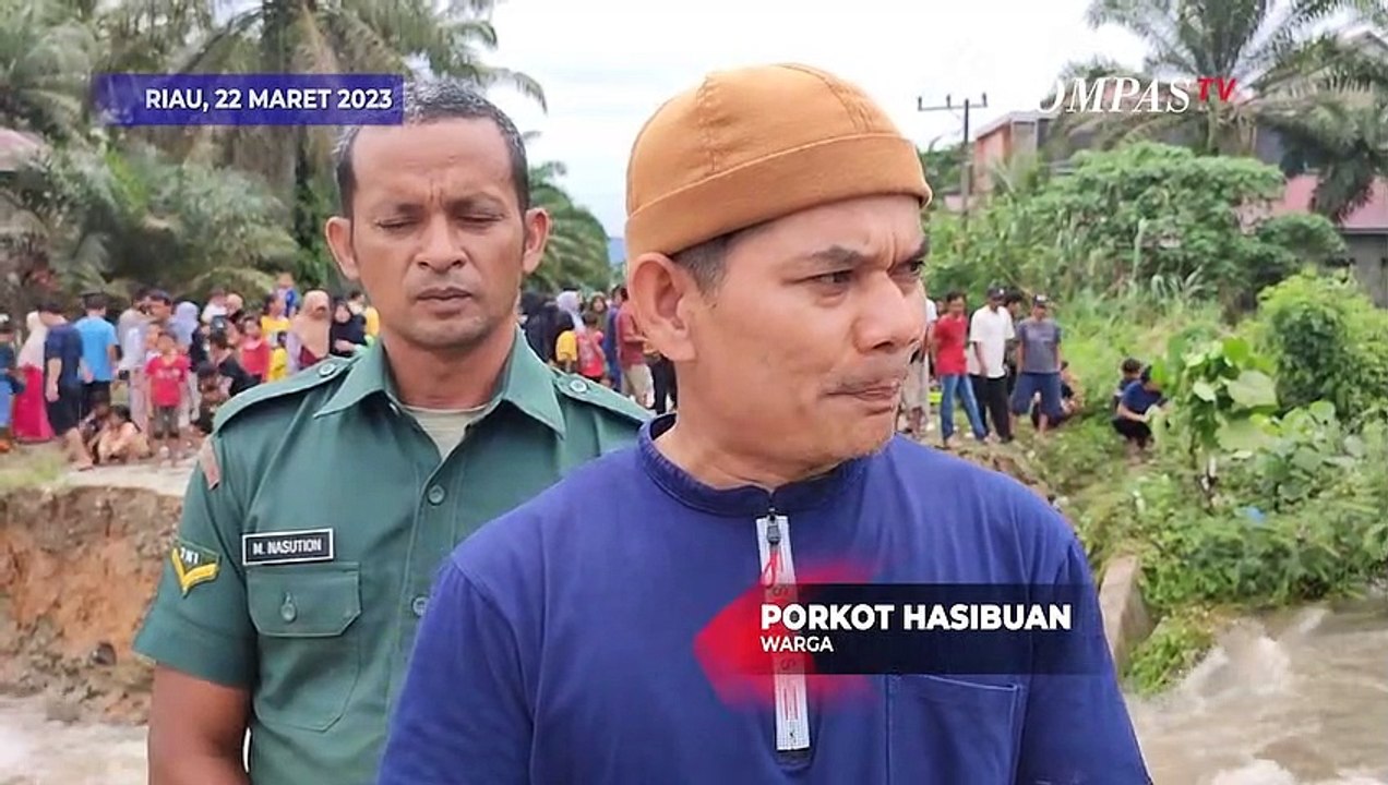 Inilah Detik-Detik Jalan Penghubung Hanyut Terbawa Arus Sungai di Riau