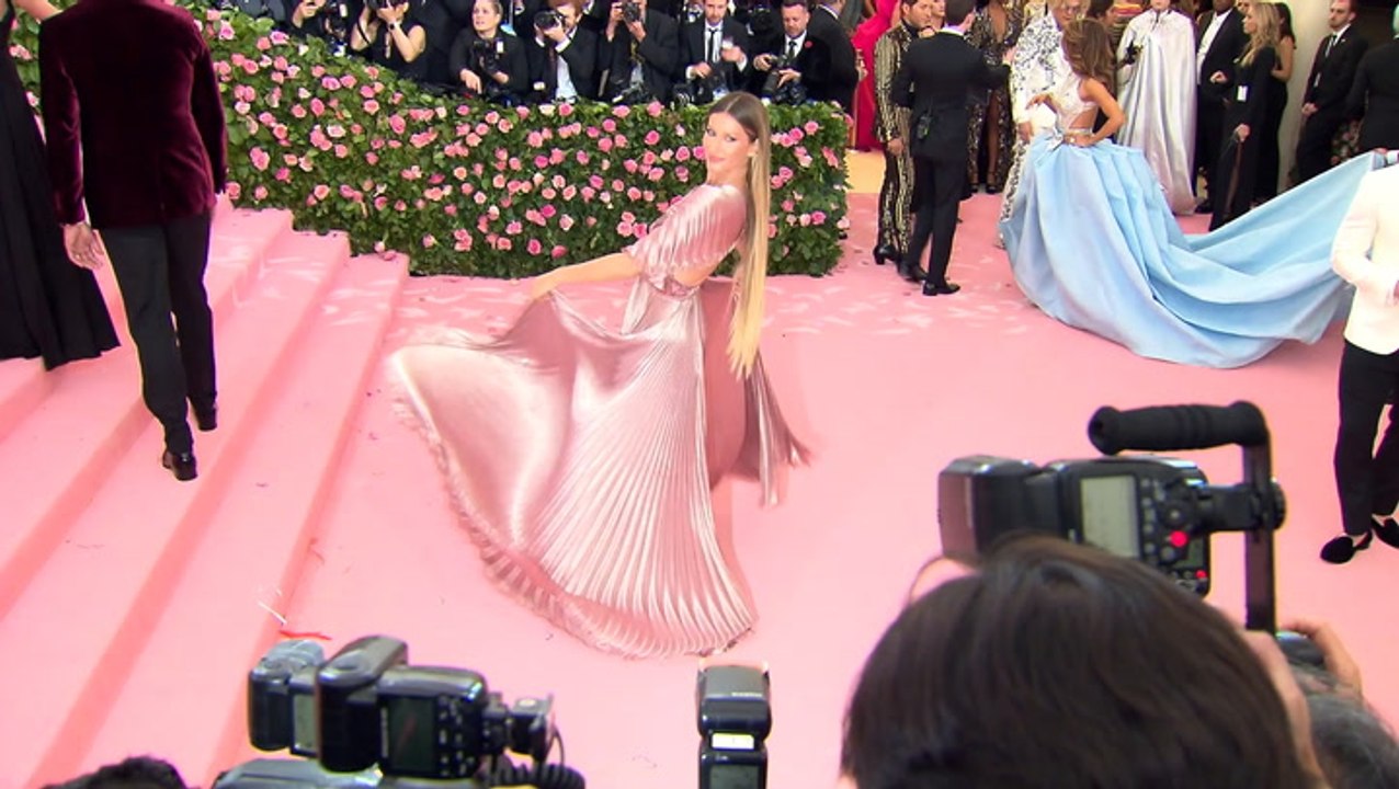 Gisele Bundchen & Shirtless Jiu-jitsu Instructor Joaquim Valente Enjoy Beach Day In Costa Rica