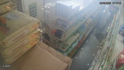 चालीस वर्षीय महिला की गंदी बात, कैमरे में कैद हो गई, पुलिस भी बोली शर्म आनी चाहिए इन्हें... Video Viral