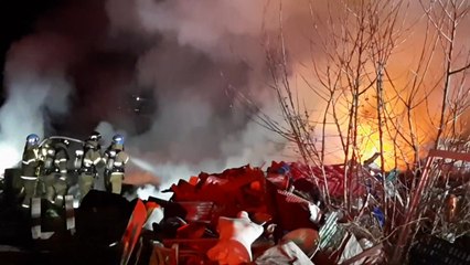 재활용업체 야적장 화재..."쓰레기 태우다가" / YTN