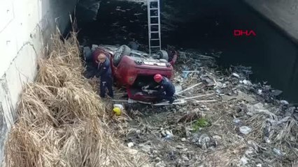KAYSERİ'DE SU KANALINA DÜŞEN OTOMOBİLDEN YARA ALMADAN KURTULDULAR