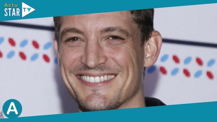 Niels Schneider : Le chéri de Virginie Efira souriant auprès d'une actrice envoûtante, topless sous