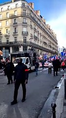Marcia Cross a participé à une manifestation à Paris.