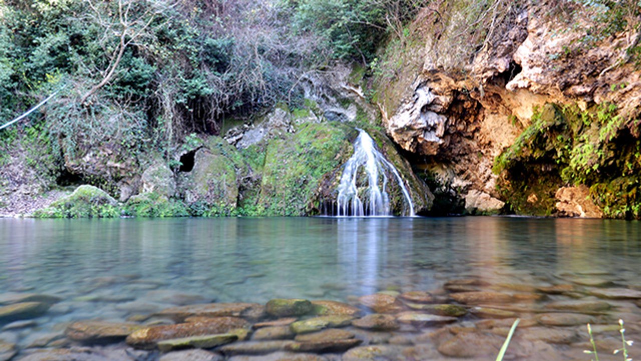 Amanoslar'daki saklı cennet Yeşil Şelale, ilkbaharın renklerine büründü