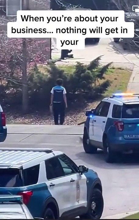 وسط مواجهة مسلحة.. عامل توصيل يسلّم شحنة