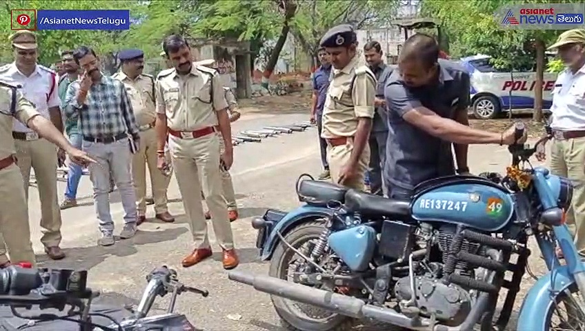 సైలెన్సర్లపైకి రోడ్డురోలర్ ఎక్కించి ... ధ్వంసంచేసిన కరీంనగర్ పోలీసులు