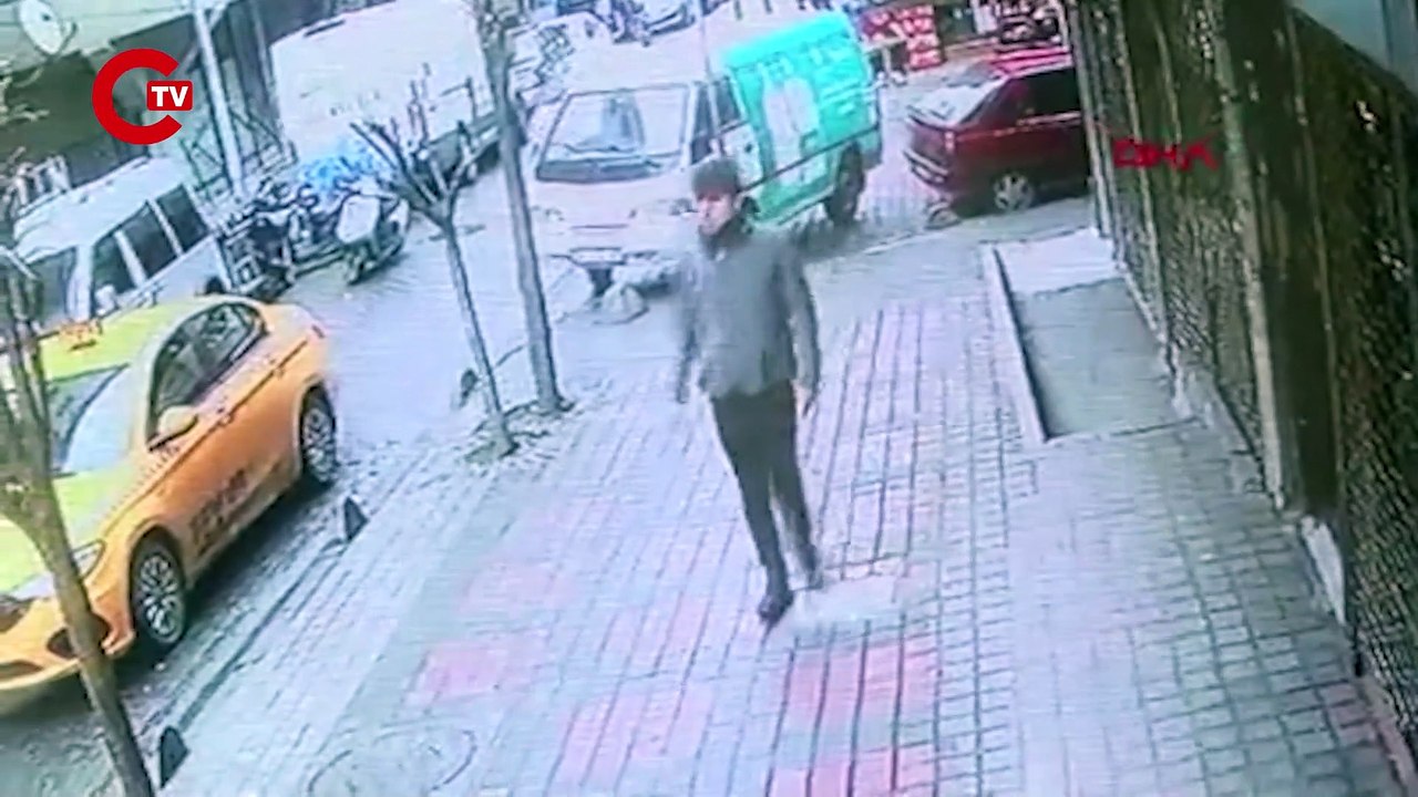 Bağcılar'da 3 katlı apartmanın demir bahçe kapısı, üçüncü kez çalındı. Şüphelinin, yaklaşık 50 kilogram ağırlığındaki kapının bir kısmını kucaklayıp götürdüğü anlar güvenlik kamerasına yansıdı.