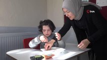 Engelli öğrenciler afet bölgesindeki çocuklar için bileklik ve kolye üretiyor