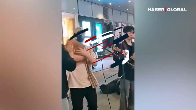 Sokak sanatçısı ile birlikte şarkı söyleyen kedinin muhteşem performansı, izlenme rekoru kırdı