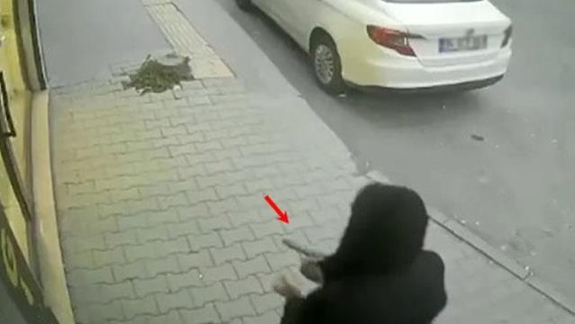 Eşi ile ilişkisi olduğunu düşündüğü şahsı takip ederek başından vurdu