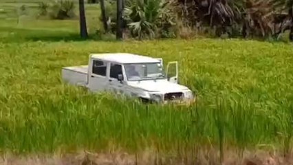 కోరుట్ల: అదుపు తప్పి పంట పొలాల్లోకి దూసుకెళ్లిన బొలెరో వాహనం