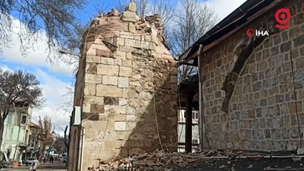 730 yıllık caminin minaresi artçı sarsıntılara dayanamadı