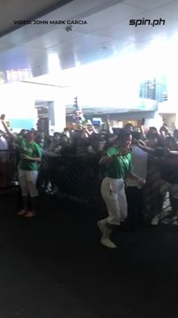 Fifi & Jolina go around the area to take selfies with fans