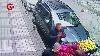 Bağcılar'da dehşet anları kamerada Borcunu almak için silahına sarılıp öldürmekle tehdit etti