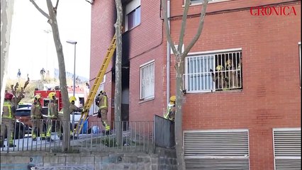 Unidades de Bomberos entrando en la vivienda incendidad en Rubi