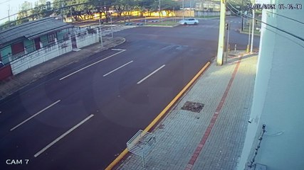 Câmera flagra automóvel destruindo muro no São Cristóvão