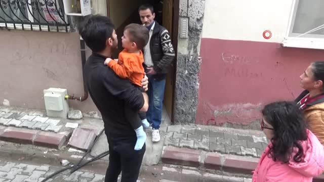 Apartmanın merdiveninde çıkan yangın korkuttu