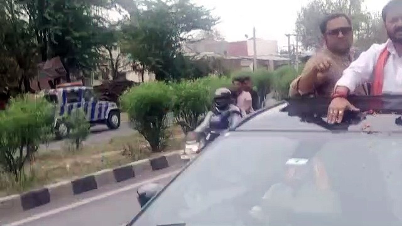 video: हाइवे पर यातायात नियम तोड़ते नजर आए भाजपा नेता, वीडियो वायरल