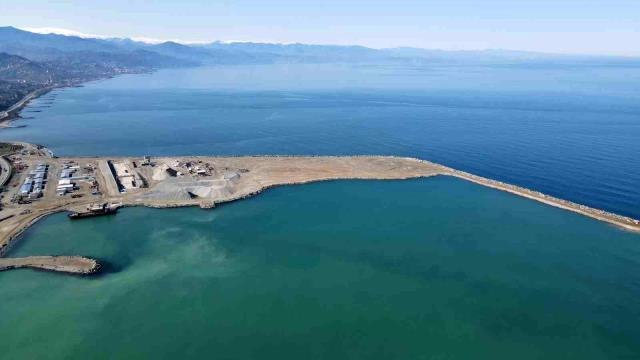 Rize'de yapımı devam eden Lojistik Merkezinin liman dolgusunun yüzde 40 tamamlandı
