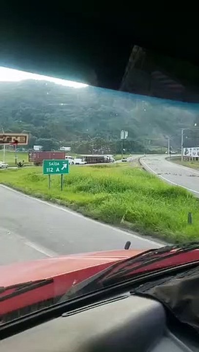 Carreta tomba e provoca filas quilométricas na BR-101 em Navegantes