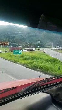 Carreta tomba e provoca filas quilométricas na BR-101 em Navegantes