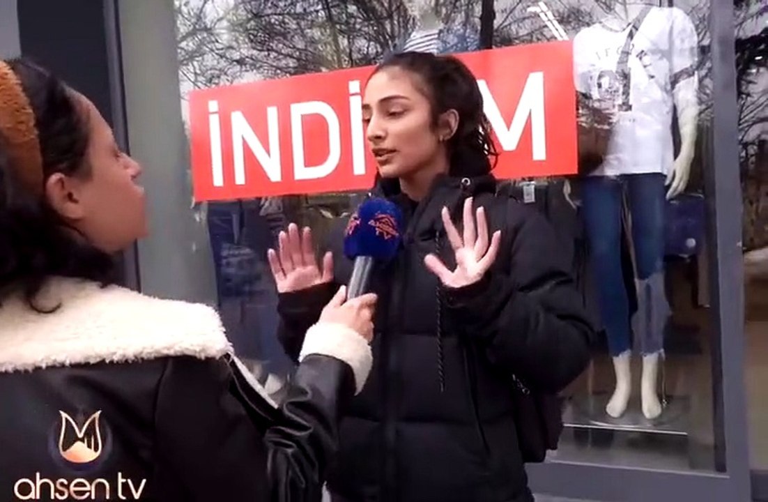 Sokak röportajı yapan 'muhabir': "At gözlüklerini çıkarsana", "Neden kuduruyorsun"