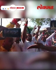 ठाकरे गटाने-कृषिमंत्री सत्तारांचा -ताफा अडवला...-गाडीवर कापूस फेकला!